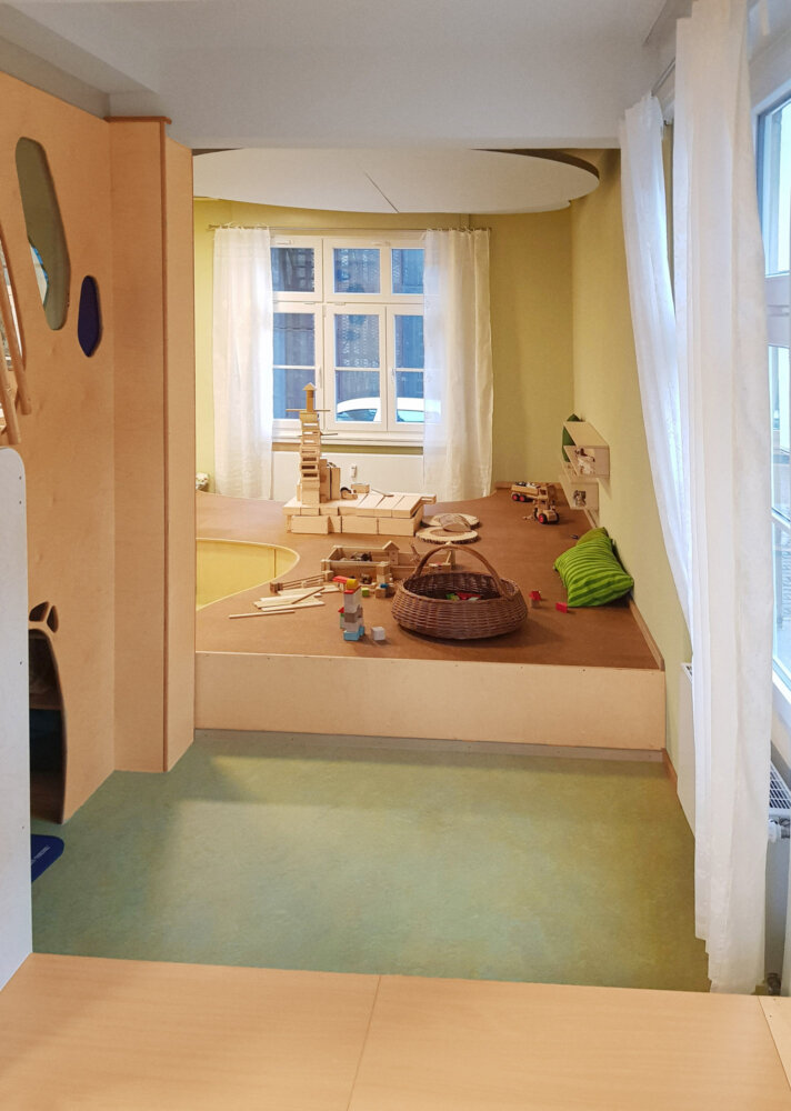 Singen_Sinnesreich Montessori Kinderhaus_Hauptraum und Balkenanlage_K200102_CS (126)-_Web