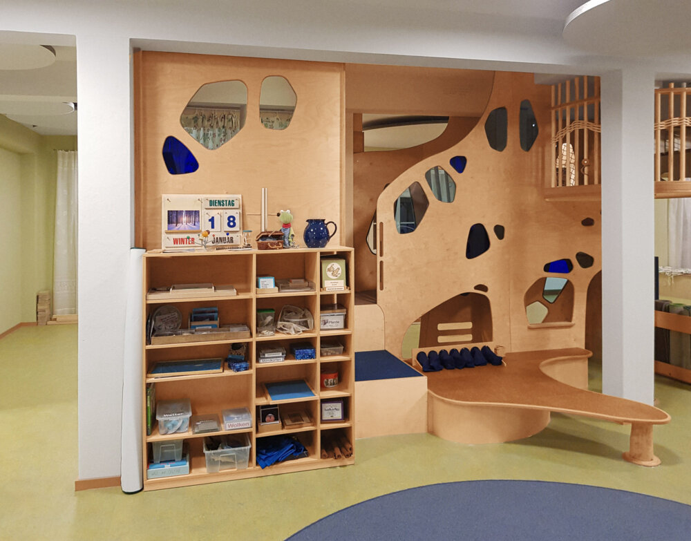 Singen_Sinnesreich Montessori Kinderhaus_Hauptraum und Balkenanlage_K200102_CS (50)-_Web