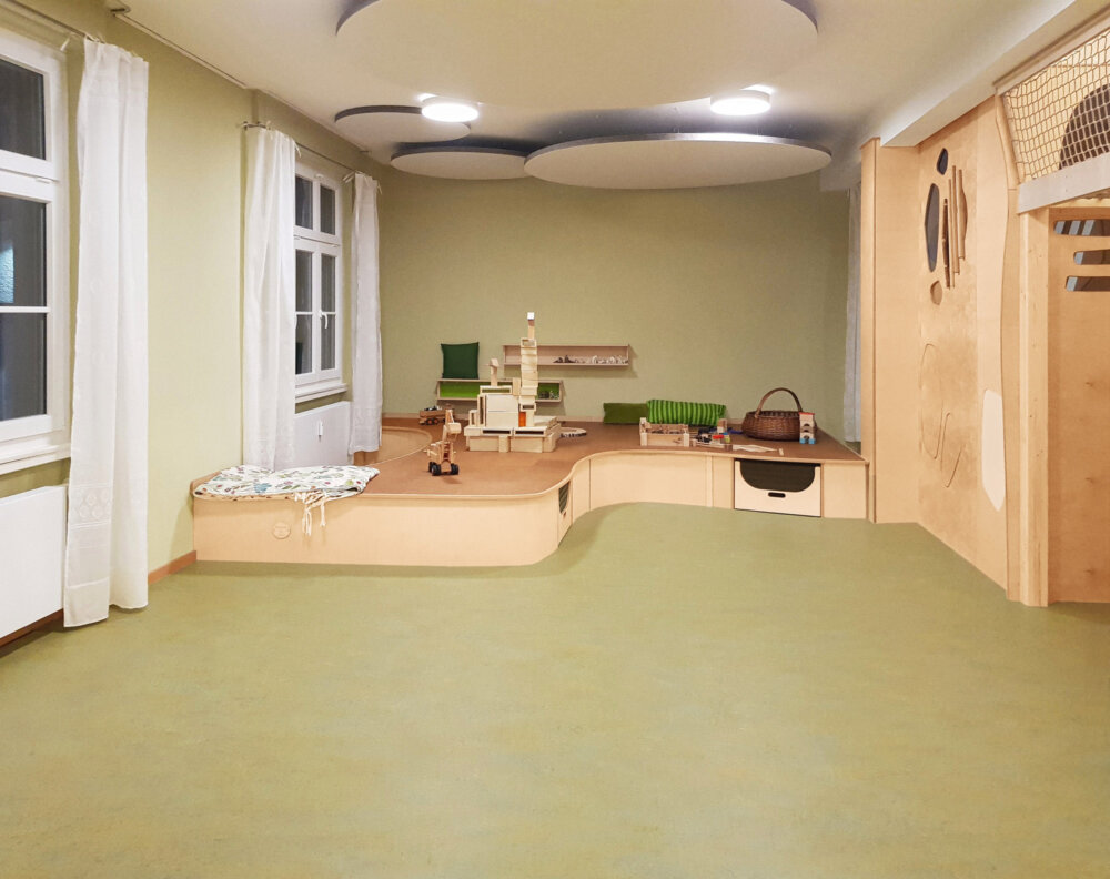Singen_Sinnesreich Montessori Kinderhaus_Hauptraum und Balkenanlage_K200102_CS (60)-_Web